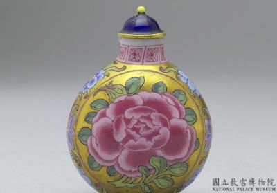 图片[2]-Glass-body painted enamel snuff bottle with a floral design on a gold background, Qianlong reign (1735-1796), Qing dynasty-China Archive